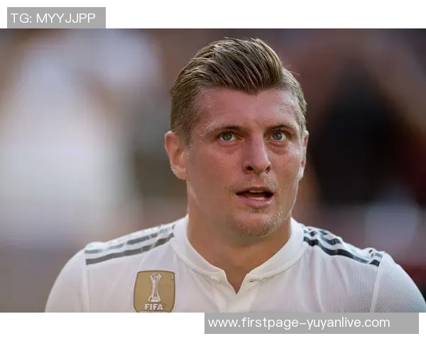 克罗斯:从中场指挥官到足球战术革新者的辉煌历程与影响 克罗斯:从中场指挥官到足球战术革新者的辉煌历程与影响